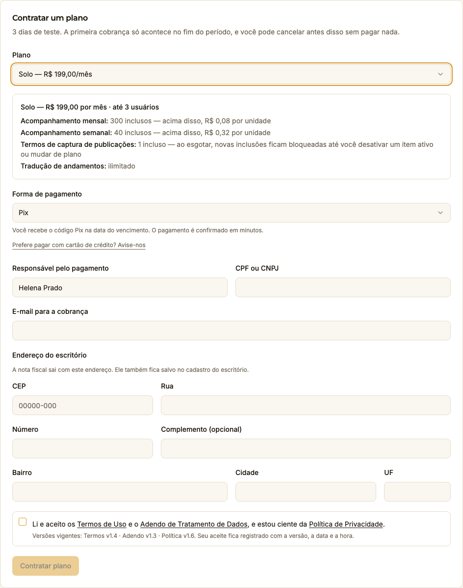 Cartão “Contratar um plano” com o plano Solo escolhido, o resumo do que ele inclui — franquia de cada acompanhamento e o preço por unidade acima dela —, a forma de pagamento em Pix com o link “Prefere pagar com cartão de crédito? Avise-nos” logo abaixo, os campos do responsável pelo pagamento e o endereço do escritório, que sai na nota fiscal