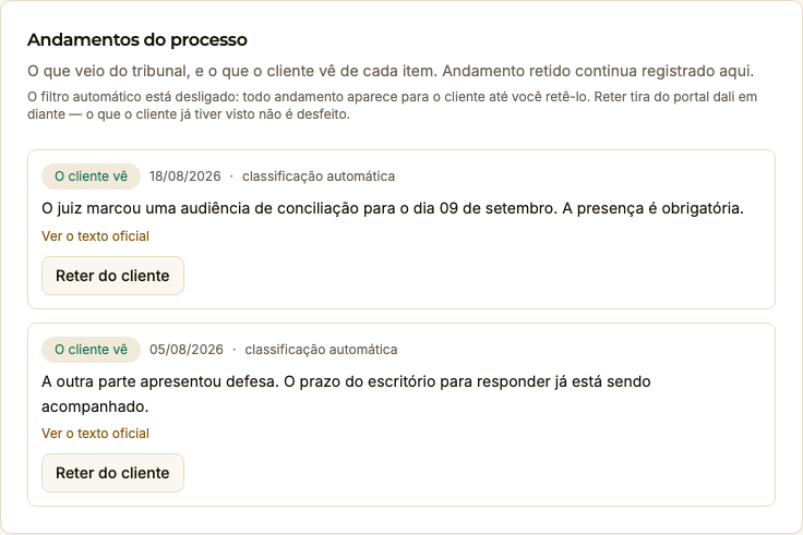 Card “Andamentos do processo” com dois andamentos vindos do tribunal, cada um explicado em linguagem simples, com a etiqueta “O cliente vê”, o link para o texto oficial e o botão “Reter do cliente”