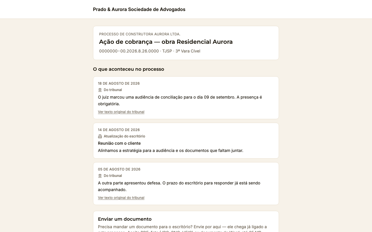Portal aberto do lado do cliente: no alto o nome do escritório, depois o processo e a lista de andamentos em linguagem simples, cada um com a etiqueta da origem — “Do tribunal” ou “Atualização do escritório” —, e no rodapé o aviso de que a página não substitui a orientação do advogado