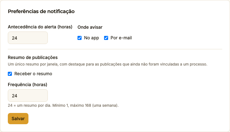 Cartão “Preferências de notificação”: antecedência do alerta de 24 horas, “Onde avisar” com “No app” e “Por e-mail” marcados, e o resumo de publicações ligado, com a frequência de 24 horas